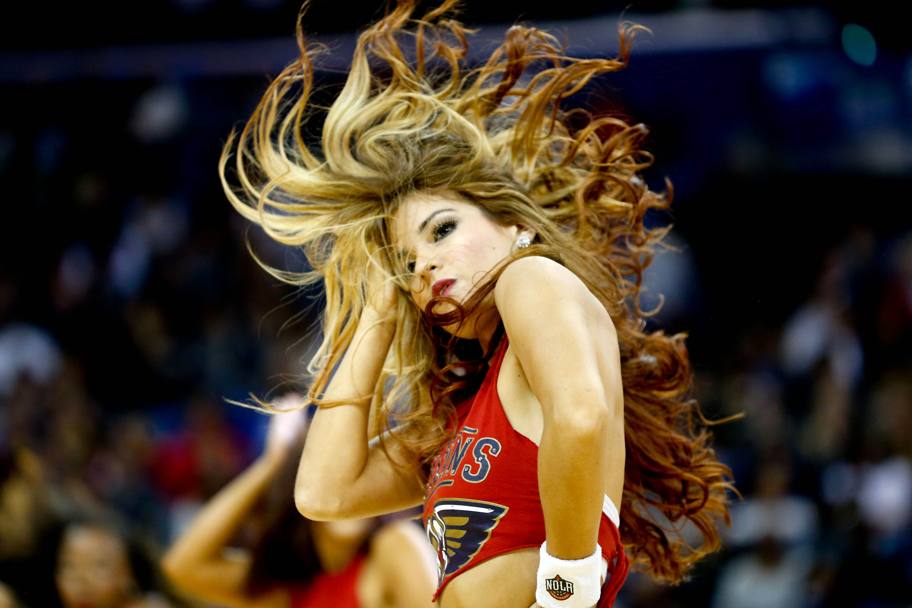 Dulcis in fundo: criniera al vento per una cheerleader dei New Orleans Pelicans, immortalata in un momento del match di Nba contro i Sacramento Kings, allo Smoothie King Center. (Reuters)